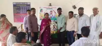 అశ్వారావుపేట: ములకలపల్లి రైతు వేదిక నందు వ్యవసాయ శాఖ ఆధ్వర్యంలో రైతులకు వరి, పెసర విత్తనాలు పంపిణీ