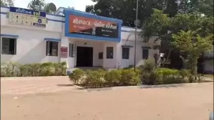 મોરવા હડફ: મોરવા હડફ પોલીસે પરબિયા ગામેથી વિદેશી દારૂનો જથ્થો ઝડપી પાડી એક ઇસમ સામે નોંધ્યો ગુનો