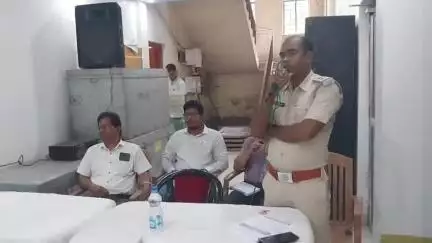 রানিনগর ২: ঈদ উপলক্ষে শান্তি বৈঠক রাণীনগর থানাই
 উপস্থিত মহকুমা সার্কেল ইন্সপেক্টর