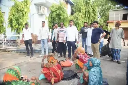 রানিনগর ১: রাণীনগর 1 নাম্বার ব্লক এলাকায় কালবৈশাখীর তাণ্ডবে ক্ষতি গ্রস্থ পরিবার গুলির হাতে ত্রাণ তুলে দিলেন বিধায়ক