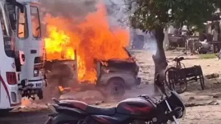 बुढ़ाना: बुढाना तहसील क्षेत्र के कस्बा शाहपुर में गैस रिफिलिंग के दौरान मारुति वैन में लगी भीषण आग, वैन चालक मौके से फरार