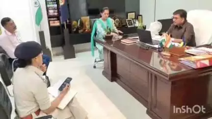 नवागढ़: बेमेतरा के एसपी कार्यालय में वरिष्ठ पुलिस अधीक्षक ने जिले के विभिन्न थाना और चौकी प्रभारियों की ली बैठक