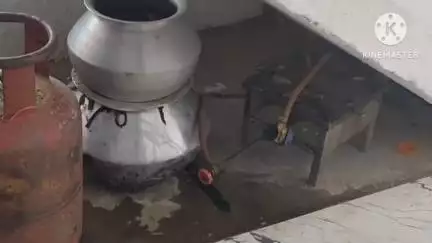 पकरीबरावां: पकरीबरावां पुलिस ने अवैध शराब के विरुद्ध केशोचक गांव में की छापेमारी, महिला गिरफ्तार