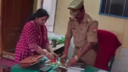 सहजनवा: घघसरा में पुलिस की तत्परता से 30 मिनट में बरामद हुआ महिला का छुटा पर्स, जिसमें थे ₹15 हजार और गहने