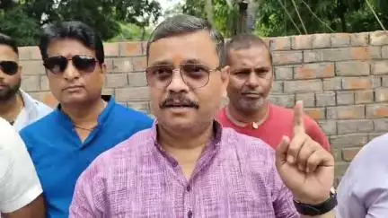 कटिहार रेलवे के अधिकारी की तानाशाही चरम पर है स्कूली बच्चों एवं बैंक आने जाने का रास्ता बंद कर दिया।कटिहार रेल क्षेत्र में विकास के लिए आवंटित पैसों का दुरुपयोग कर रहे हैं मौज कर रहे हैं।राजद चुप नहीं रहेगी।–समरेंद्र कुणाल,राजद कटिहार