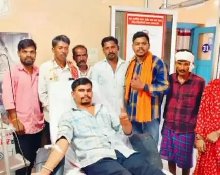 अलीराजपुर: जिले में शादी के बाद पत्नी संग रक्तदान करने अस्पताल पहुंचा युवा, सिकलसेल मरीज की करेगा मदद