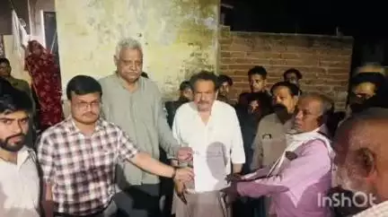 एत्मादपुर: यमुना में डूबी 6 बच्चियों की मौत, नगला रामबल में केंद्रीय राज्य मंत्री ने परिजनों को दिए 4-4 लाख रुपये के चेक