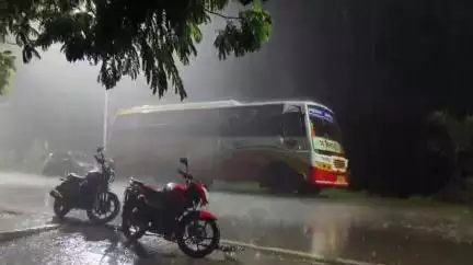 বারুইপুর: হঠাৎই মঙ্গলবার রাত আনুমানিক 11 টা নাগাদ বারুইপুর পুরো হাওয়া তার সাথে বর্জ্য বিদ্যুৎ প্রবল বৃষ্টি শুরু হল