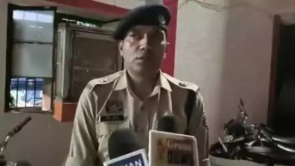 राखी थाना क्षेत्र में लोगों को शराब पीने के लिए प्रयोजन उपलब्ध कराने वाले एक व्यक्ति को पुलिस ने पकड़ा