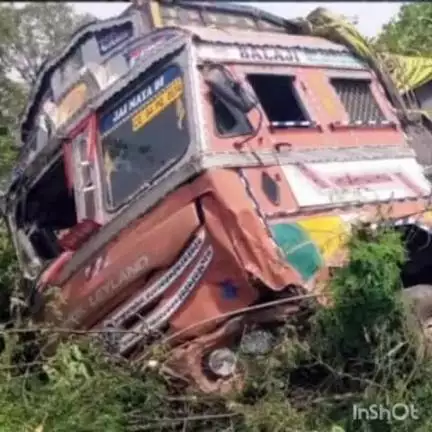 बालोद: तेज रफ्तार ट्रक ने पेड़ों को तोड़ते हुए खेत में घुसा, मॉर्निंग वॉक पर निकले ग्रामीण बाल-बाल बचे
