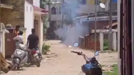 गुमला: 11 हजार वोल्ट का तार गिरने से लगी आग, कई लोग बाल-बाल बचे