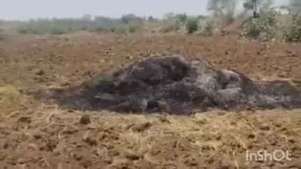 बिल्हा: ग्राम सेवती में खेत में रखे पेरावट को अज्ञात लोगों ने आग के हवाले किया, डायल 112 को दी गई सूचना