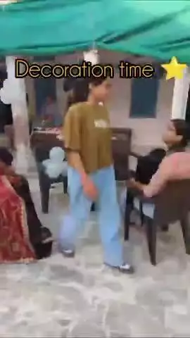 पोती का पहला जन्मदिन बनाया गया है बच्चे और 100साल की दादी ने भी अपनी 5वि पीढ़ी का जन्म दिन बनाया है
