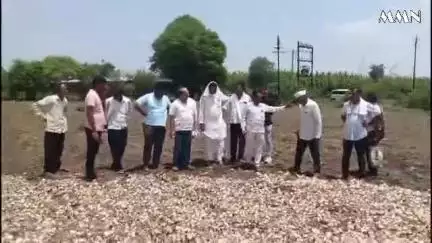 वर्धा: अवकाळी पावसामुळे नुकसान झालेल्या शेतकऱ्यांच्या बांधावर जाऊन माजी आ.वीरेंद्र जगतापसह काँग्रेस पदाधिकाऱ्यांनी केली पाहणी