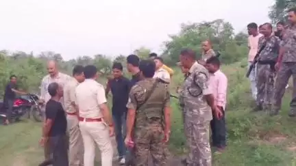 बेरमो: शारदा कॉलोनी CISF बैरक के पीछे जंगल में मिला लापता युवक का शव, पेड़ से झूलता हुआ बरामद