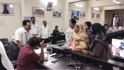 बुरहानपुर: कलेक्टर कार्यालय में जनसुनवाई आयोजित, अपर कलेक्टर ने अधिकारियों को समस्याएँ हल करने के निर्देश दिए