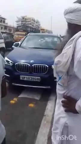 खतौली: मंसूरपुर क्षेत्र के हाईवे मार्ग पर BMW कार और रोडवेज बस की टक्कर से हुआ सड़क हादसा, मौके पर भारी भीड़ जुटी