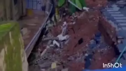 വടകര: വടകര ഹെഡ് പോസ്റ്റ് ഓഫീസിന്റെ ചുവരുകൾക്ക് വിള്ളൽ, ചുറ്റുമതിൽ തകർന്നു