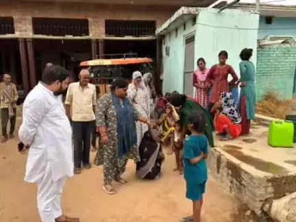 घाटमपुर: राहा में सड़क दुर्घटना में हुई दो मौत के मामले में विधायक सरोज कुरील ने परिजनों से की मुलाकात