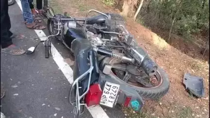 दुधि: गौरघाटी जंगल में तेज रफ्तार बाइक पेड़ से टकराई, दो युवक गंभीर रूप से घायल
