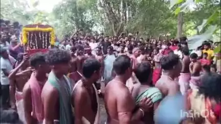 বরজোড়া: মনোহর গ্রামে মা চন্ডীর গাজন উৎসব অনুষ্ঠান অনুষ্ঠিত হল,এই গাজন উৎসবে যোগ দিলেন শয়ে শয়ে ভক্ত তথা এলাকার মানুষজনেরা
