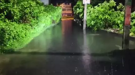 বারুইপুর: প্রবল বৃষ্টিপাতের ফলে বারইপুর পঞ্চানন তলা এলাকা জনমগ্ন