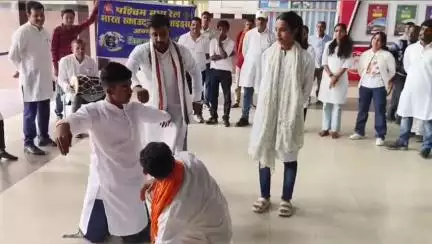 जबलपुर: रेलवे में पर्यावरण संरक्षण जागरूकता पर नुक्कड़ नाटक का आयोजन किया गया