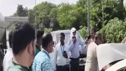 नगर: आईला नगर शहरातील उड्डाणपलावर दोन फोर व्हीलर गाड्यांची जोरदार धडक मोठे नुकसान जीवित हानी नाही