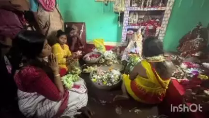 বরজোড়া: বিষ্ণুপুরে বিষ্ণুপুর লোকনাথ বাবার মন্দিরে পুজো দিলেন বাঁকুড়া জেলা পরিষদের পূর্ত কর্মাধ্যক্ষ অর্চিতা বিদ
