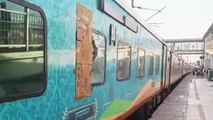कोल: अलीगढ़ में स्वतंत्रता सेनानी एक्सप्रेस ट्रेन पर पत्थर मारकर तोड़ा शीशा, महिला यात्री बाल-बाल बची
