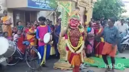 செந்துறை: பொன்பரப்பி கிராம ஸ்ரீ மாரியம்மன் திருக்கோவிலில் பூச்சொரிதல் விழா- திரளான பக்தர்கள் பங்கேற்பு
