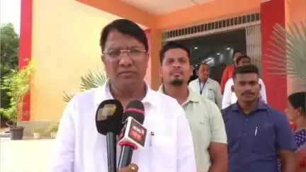ଦେବଗଡ: ଦେବଗଡ ଗସ୍ତ ବେଳେ ମୁଖ୍ୟମନ୍ତ୍ରୀଙ୍କୁ ୧୫ ଦଫା ସମ୍ବଳିତ ଏକ ଦାବିପତ୍ର ପ୍ରଦାନ କଲେ ବିଧାୟକ ରୋମାଂଚ ରଞ୍ଜନ ବିଶ୍ୱାଳ