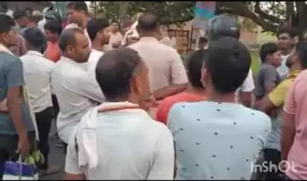टिकारी: टिकारी में ट्रैक्टर से कुचलकर 6 वर्षीय बच्चे की मौत, आक्रोशित परिजनों और ग्रामीणों ने की सड़क जाम