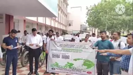 बक्सर: डीएम ने स्वच्छ निर्वाचन व मतदान के लिए समाहरणालय परिसर में कर्मियों को दिलाई शपथ