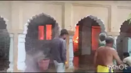 होशंगाबाद नगर: नर्मदापुरम के एक्सीलेंस स्कूल के स्टोर रूम में लगी आग, पुस्तकें और कॉपियां जलकर खाक, आग बुझाने का प्रयास जारी