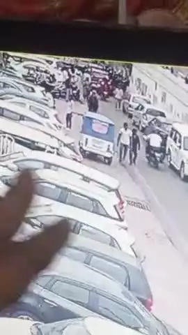 Lucknow neerala nagar  globe hospital 3.6.2025.  12.pm parking se E Riksha Gayab Chori karne wale log CCTV Mein