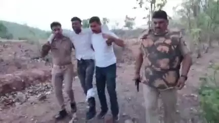 तालबेहट: तरगुआ के पास दिनदहाड़े महिला का मंगलसूत्र छीनने वाले बदमाशों के साथ पुलिस की मुठभेड़, 2 बदमाशों को लगी गोली