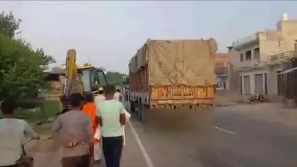 आंवला: आंवला में ट्रक से गाय की मौत, भीड़ ने चालक और परिचालक की जमकर मारपीट की, पुलिस ने दोनों को हिरासत में लिया