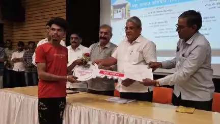 शिरपूर: तालुक्यातील लाभार्थ्यांना शहरातील फार्मसी कॉलेजमध्ये आ.पावरा यांच्या हस्ते घरकुलांच्या चावी वाटपाचा कार्यक्रम संपन्न