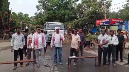 सिमडेगा: झारखंड बंद का सिमडेगा में दिखा असर, विभिन्न मांगों को लेकर आदिवासी संगठन के लोग सड़क पर उतरे
