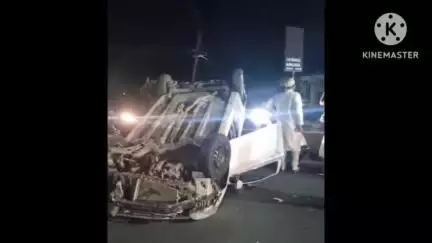 नीमच नगर: नीमच: रोटरी क्लब के पास डिवाइडर से टकराकर i20 कार पलटी, चालक बाल-बाल बचा
