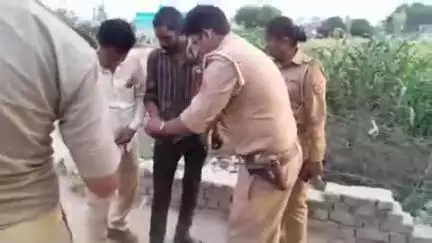 अमृतपुर: पिथनापुर शराब ठेके के पास से पुलिस ने मुखबारी की सूचना पर एक व्यक्ति को तमंचा सहित पकड़ा