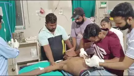 बांसवाड़ा: बड़ीसरवा गांव में खानाबनाने को लेकर पिता-पुत्र में विवाद, पिता ने पुत्र को चाकू मारा, एमजीएच में उपचार जारी