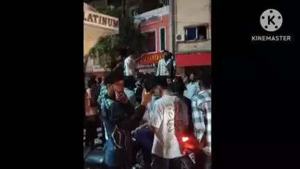 नीमच नगर: RCB की जीत पर विजय टॉकीज चौराहे पर मनाया गया जश्न, युवाओं ने बांटी मिठाइयां