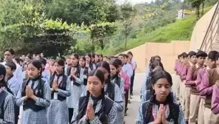 लोहाघाट अन्तर्गत गुरुकुलम एकेडमी स्कूल ख़ूना मानेश्वर की प्रातःक़ालीन सभा में हनुमान चालीसा पाठ की खूबसूरत वीडियो।
