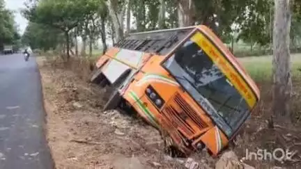 बिजनौर: बिजनौर में नूरपुर मार्ग पर खासपुरा गांव के पास अनियंत्रित रोडवेज बस सड़क किनारे खाई में पलटी