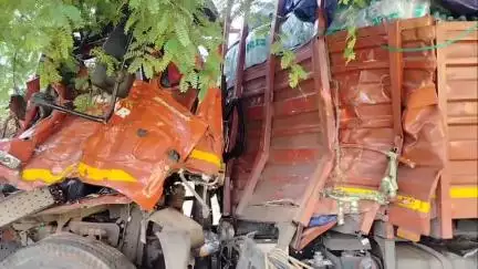 ବୌଦ୍ଧ ସଦର: ମୁର୍ଶୁଣ୍ଢ1 ନିକଟରେ ରାସ୍ତା କଡରେ ଥିବା ଟ୍ରକକୁ ଧକ୍କା ଦେଲା ଆଇଚର, ଚାଳକ ଗୁରୁତର
