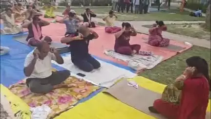 एटा: करो योग, रहो निरोग: DM आवास समीप पार्क में प्रांत योग महिला प्रभारी के नेतृत्व में कराया गया योगाभ्यास