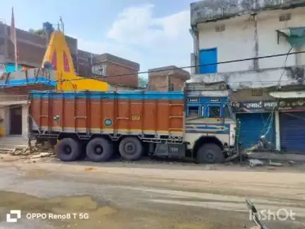 लातेहार: लातेहार में मंगलवार-बुधवार की रात कोयला लदा ट्रक दुर्घटनाग्रस्त