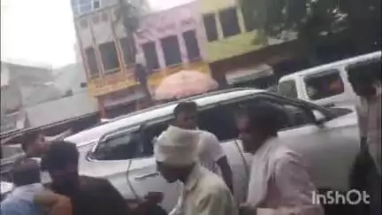 टूंडला: टूंडला बस स्टैंड के समीप ऑटो ने कार में मारी टक्कर, बगल से चल रहा बाइक सवार युवक चपेट में आया; हुआ घायल